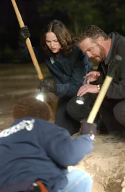 Das CSI-Team ist in höchster Alarmbereitschaft: Nick wird bei einer Tatort-Ermittlung entführt. Der Entführer hält Nick lebendig begraben in einem Plexiglas Sarg gefangen. Das Team um Catherine, Gil (William Petersen) und Sara (Jorja Fox) kann Nick zwar über ein Video-Stream beobachten, doch niemand weiß, wo sich Nicks Grab befindet. Was das Team nicht ahnt: auf Grund einer perversen Vorrichtung sorgen die Kollegen selbst dafür, dass sie Nicks Sauerstoffzufuhr unterbrechen¼