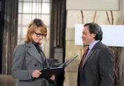 Laszlo (Andre Ebert, r.) ist sehr stolz auf seine Tochter Julika (Julia Sewing, l.).
