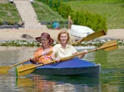 MDR Fernsehen IN ALLER FREUNDSCHAFT FOLGE 288, "Ein einziges Mal", am Dienstag um 11:40 Uhr. Oberschwester Ingrid (Jutta Kammann, re.) und Berta Finke (Barbara Schˆne, li), die sich nicht ausstehen kˆnnen, unternehmen eine Ruderparty.