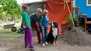 Fritz Fuchs (Guido Hammesfahr, M.), Milly (Marie Madeleine Ipoumb, l.), Victor (Finn Fiebig, r.) und Keks draußen vor der Maulwurf-Guckstation - ob es dem kleinen Wühler da unten gut geht?
