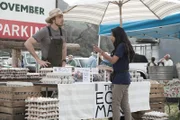 Mike (Dax Shepard, l.); Danika (Monica Padman, r.)