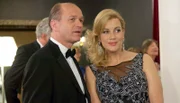 Die beiden Klinikleiter unter sich: Sarah Marquardt (Alexa Maria Surholt) leitet die Sachsenklinik und Wolfgang Berger (Horst-Günter Marx) das Johannes-Thal-Klinikum in Erfurt. Die beiden freuen sich über das Wiedersehen auf dem Ärzteball.