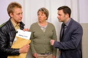 Die Rosenheimer Ermittler (Max Müller, l.; Mark-Alexander Solf, r.) entdecken den Roman des Opfers bei Käthe Haase (Sarah Camp, m.), welcher ihnen einen entscheidenden Hinweis auf den Mörder liefert.