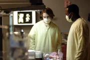 Was ist der Grund für den plötzlichen Anfall eines Neugeborenen? Dr. Robert Chase (Jesse Spencer, l.) und Dr. Eric Foreman (Omar Epps, r.) gehen der Sache auf den Grund.