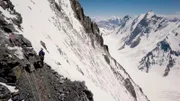 Der polnische Skibergsteiger Andrzej Bargiel hat Geschichte geschrieben, als er als erster Mensch auf Skiern vom Gipfel des K2, dem zweithöchsten Berg der Welt (28.251 Fuß über dem Meeresspiegel), abfuhr. Der K2 ist aufgrund der technischen Schwierigkeit des Aufstiegs und der hohen Sterblichkeitsrate als Savage Mountain bekannt.