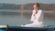 Es soll der schönste Tag ihres Lebens werden - dazu gehört auch die traditionelle Brautentführung, bei der die Braut Simone (Emmanuelle Collinet) in einem Boot auf dem See ausgesetzt wird.