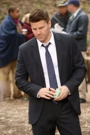 Booth (David Boreanaz) wird in ein Boot-Camp für Übergewichtige in einem Waldstück vor den Toren Washingtons gerufen, wo die menschlichen Überreste eines Restaurantkritikers gefunden wurden.