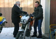 Burkhardt (li.) hat es besonders auf fahrbare Untersätze abgesehen! Alles, was mindestens zwei Räder hat und aus möglichst rostigem Metall besteht, muss Burkhardt einfach haben... Sehr zum Leidwesen seiner Töchter Jasmin und Claudia. Trödelexperte Otto Schulte (re.) muß jetzt eingreifen..