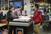 Howard (Simon Helberg, l.), Leonard (Johnny Galecki, 2.v.l.) und Raj (Kunal Nayyar, r.) haben eine brillante Idee, wie sie Sheldon zum Geburtstag eine Freude machen können ...