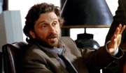 Hat der Psychiater seine verstorbene Patientin missbraucht? Dr. Mark Daniels (Dennis Boutsikaris) weist alle Vorwürfe zurück.