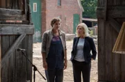 Die Bäuerin Susanne Nielsen (Anne Cathrin Buhtz, l.) wendet sich an Isa von Brede (Sabine Postel, r.): sie will den Showmaster Jan Hölter wegen fahrlässiger Tötung ihres Sohnes verklagen.