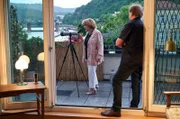 Hermine (Hannelore Hoger) kann es nicht lassen: Aus der Ferne beobachtet sie das Treiben in „ihrem“ Hotel Heidelberg. Richard (André Jung, re.) amüsiert sich darüber.