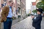 ARD HEITER BIS TÖDLICH - MORDEN IM NORDEN, II. Staffel der Krimiserie am Vorabend mit 16 neuen Folgen, Folge 21 "Schuss ins Blaue" am Dienstag (23.04.13) um 18.50 Uhr im Ersten. Der kleine Florian (Kian Lars Parsiani-Schmidt, r.) aus dem Kinderheim St. Gertrud bedroht am helllichten Tag als Mafiosi verkleidet den Anwalt Bender (Hans Christoph Michel, l.) mit einer Waffe.