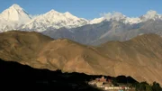 Die massiven Berge des Himalaya zerfallen genauso schnell, wie sie wachsen. Gletscher schmelzen und Sedimente werden durch Flüsse abgetragen, aus denen letztendlich wieder neues Land erschaffen wird.