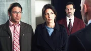 Eliot (Christian Kane, l.) und Sophie (Gina Bellman) sprechen mit Collin Saunders (Mitch Pileggi, r.)