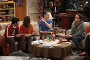Penny und Sheldon (Jim Parsons, 2.v.r.) wollen an einem ganz besonderen Experiment teilnehmen, worüber Leonard (Johnny Galecki, 2.r.), Amy (Mayim Bialik, 2.v.l.) und Raj (Kunal Nayyar, l.) sehr verwundert sind ...