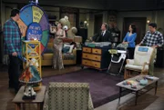 Lily (Alyson Hannigan, 2.v.l.) und Marshall (Jason Segel, l.) können sich nicht über die Paten für Marvin einigen und testen deshalb Ted (Josh Radnor, r.), Barney (Neil Patrick Harris, M.) und Robin (Cobie Smulders, 2.v.r.)  mit einem aufwändigen Ratespiel um herauszufinden, wer der beste Kandidat dafür wäre ...