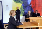 ARD ROTE ROSEN FOLGE 1183. Nicole (Martina Mank, l.) gerät ins Wanken, als sie von Torben (Joachim Kretzer, r.) unter Druck gesetzt wird (mit Saskia Valencia, 2.v.r. und Komparse).