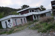 Das Yeongdeok Haunted House, bekannt als eines der 3 meistbesuchten Spukhäuser Südkoreas, ist ein beliebtes Ausflugsziel für Gruselfans.