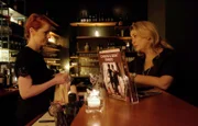 Nach der Schocknachricht, dass ihr Sohn ausziehen will, hat Sarah Marquardt sich eine Strategie zurechtgelegt: Entzug. Um Bastian zu zeigen, wie es ist, wenn er alleine ist, verbringt sie den Abend in einer Bar.