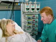 MDR Fernsehen IN ALLER FREUNDSCHAFT FOLGE 287, "Immer in Bereitschaft", am Montag um 11:40 Uhr. Jana Fiedlers (Sabrina Rattey) Magengeschwür ist aufgebrochen und sie muss operiert werden. Nach der überstandenen Operation versöhnt sie sich mit Carsten Sammer (Peter Bause) - die beiden sind zwar nicht bluts- aber seelenverwandt.