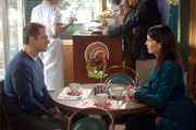 Christopher (David Sutcliffe, l.) ist so euphorisch über seinen plötzlichen Geldsegen, dass er Lorelai (Lauren Graham, r.) und Rory alles mögliche kaufen will, um die Versäumnisse der letzten Jahre wieder gutzumachen ...