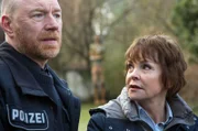 Karin findet, dass sich Holm von seiner Jugendliebe Martina ausnutzen lässt.
