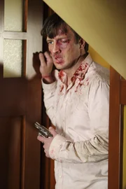 Wayne hat Adam (Nathan Fillion) übel zugerichtet und nun ist er auf dem Weg zu Katherine. Wird Adam seine Frau noch rechtzeitig warnen können?