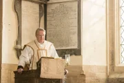 Father Brown (Mark Williams) hat nicht nur in seinen Predigen viel zu sagen. Er hofft besonders, das Verschwinden des kleinen Kindes aufklären zu können.