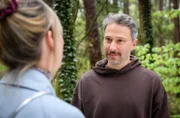 Miro (Pablo Sprungala, hinten) spürt, wie sehr ihn der Verlust Gretas (Laura Osswald, vorne) schmerzen würde.