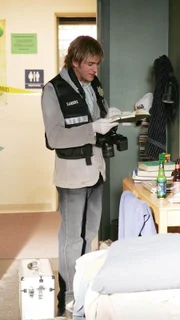 Ein Liebespaar wurde auf hinterhältige Art und Weise ermordet. Greg (Eric Szmanda) beginnt mit seinen Nachforschungen am Tatort. Dabei entdecken er und Sara ein verdächtiges Loch, das vom Nachbarraum aus in die Wand gebohrt wurde...