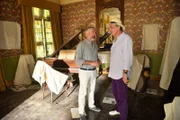 Selbst Staff-Kapitän Martin Grimm (Daniel Morgenroth, l.) kann Thomas Budarek (Andreas Hoppe, r.) kaum auf seiner Suche nach der 13. "Blauen Mauritius" stoppen.