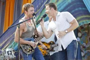 Für Zoe ein seltsames Bild: Wade (Wilson Bethel, l.) und George (Scott Porter, r.) treten beim Bluebell Festival auf ...