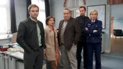 Den Ermittlern der SOKO Wismar, Nils Theede (Jonas Laux, l.), Katrin Börensen (Claudia Schmutzler, 2.v.l.), Jan Reuter (Udo Kroschwald, M.), Kai Timmermann (Mathias Junge, 2.v.r.) und Leena Virtanen (Li Hagman, r.), ist klar, dass nun höchste Eile geboten ist. Wenn sie Seesteins Tochter, die kleine Hannah, nicht schnell finden, wird sie vielleicht bald nicht mehr am Leben sein.