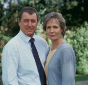 John Nettles als Inspector Barnaby und Jane Wymark als seine Frau Joyce in der britischen Krimireihe, die im Original "Midsomer Murders" heißt.