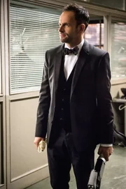 Sein extremer Scharfsinn ist wieder einmal gefragt, diesmal in einem Fall, der Verbindungen zur Mafia aufweist: Sherlock Holmes (Jonny Lee Miller) ...