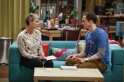 Nehmen als Scherz an einem Experiment teil, durch das sich die Teilnehmer ineinander verlieben sollen: Penny (Kaley Cuoco, l.) und Sheldon (Jim Parsons, r.) ...