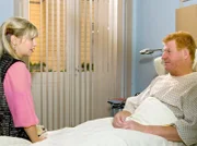 MDR Fernsehen IN ALLER FREUNDSCHAFT FOLGE 287, "Immer in Bereitschaft", am Montag um 11:40 Uhr. Der internationale Opernregisseur Carsten Sammer (Peter Bause) muss sich in der Sachsenklinik einem Routineeingriff unterziehen. Doch der Egomane ist der festen Überzeugung, dass er Krebs hat und will mit Hilfe seiner Assistentin Jana Fiedler (Sabrina Rattey) eine vermeintlich letzte Oper inszenieren.