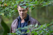 ARD HEITER BIS TÖDLICH - MORDEN IM NORDEN, II. Staffel der Krimiserie am Vorabend mit 16 neuen Folgen, Folge 23 "Tod unter Palmen" am Dienstag (14.05.13) um 18.50 Uhr im Ersten. Finn Kiesewetter (Sven Martinek) beobachtet einen Verdächtigen im Wald.