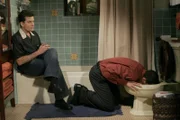 Als offensiver Frauenheld fühlt sich Charlie (Charlie Sheen, l.) bemüßigt, seinem Bruder Alan (Jon Cryer, r.) den Umgang mit Frauen beizubringen. Und dazu gehört eine gewaltige Portion Alkohol ...