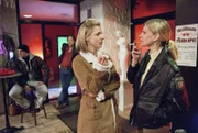 Der Besitzer des Bordells "Waldhaus Amore" ist erschossen worden. Sophie Haas (Caroline Peters, rechts) pfeift auf ihre Suspendierung und nimmt die Ermittlungen auf - sie verhört Bea Fischer (Friederike Linke, links).