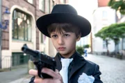 NDR Fernsehen HEITER BIS TÖDLICH: MORDEN IM NORDEN, "Schuss ins Blaue", am Donnerstag (19.03.15) um 23:30 Uhr. Der kleine Florian (Kian Lars Parsiani-Schmidt) aus dem Kinderheim St. Gertrud bedroht am helllichten Tag als Mafiosi verkleidet den Anwalt Bender mit einer Waffe.