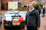 Kommissar Brockhorst (Felix Vörtler) will etwas für seine Gesundheit tun: Joggen. Doch der Sarg auf dem Polizeiparkplatz treibt seinen Bluthochdruck schon wieder in die Höhe.