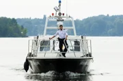 Fahri Celik (Hassan Akkouch, v.) und Wolf Maletzke (Christoph Grunert, im Boot) sind mit der "Silbermöwe" unterwegs.