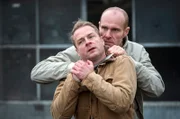 Jens Kolbe (Niels Bormann) macht Ernst (li.: Hinnerk Schönemann).