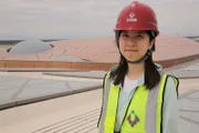 Dr. Lei am Dach des Beijing Daxing Flughafen
