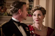 Lady Felicia (Nancy Carroll) macht sich Sorgen um die Frau von John Langton (Raymond Coulthard). Dieser versucht sie jedoch zu beruhigen und behauptet, dass sich Diana völlig normal verhält.