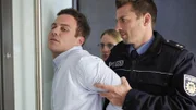 Tobias (Bernhard Piesk, l.) wird auf seiner Party von der Polizei (Komparsen) festgenommen. Ihm wird vorgeworfen, aktive Sterbehilfe geleistet zu haben, die in Deutschland immer noch verboten ist.