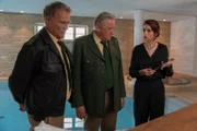 Hubert (Christian Tramitz, l.) und Girwidz (Michael Brandner, M.) sind bei der Trauerfeier von Dr. Holzer. Sie müssen zusammen mit der Witwe (Bianca Hein, r.) feststellen- die Leiche hat noch beide Füße.