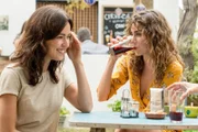 Alejandra (Verónica Sánchez, l.) und Verónica (Irene Accos) führen eine außergewöhnliche Beziehung.